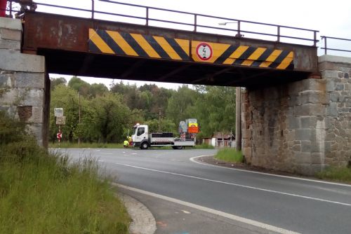 Obrázek - V Dehtíně na trati Plzeň - Klatovy se opravuje most