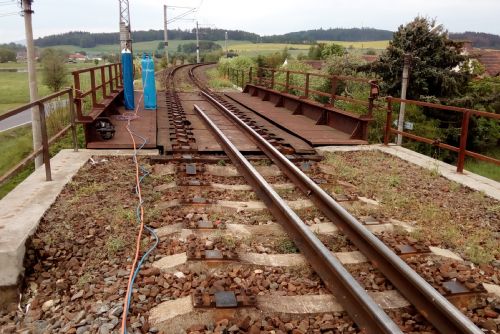Obrázek - V Dehtíně na trati Plzeň - Klatovy se opravuje most