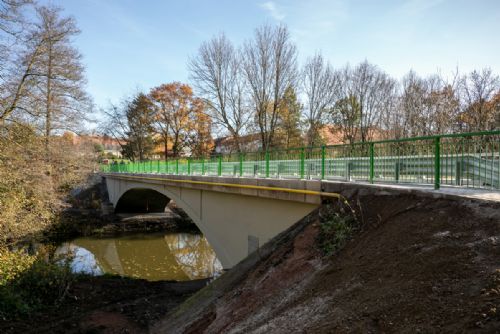Foto: V Holýšově zprovoznili opravený most 