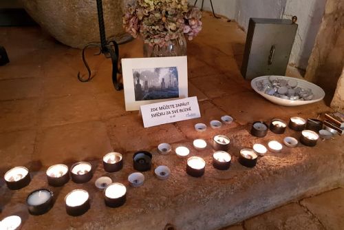 Foto: V kostele na Mouřenci můžou lidé zapálit svíčku zemřelým 