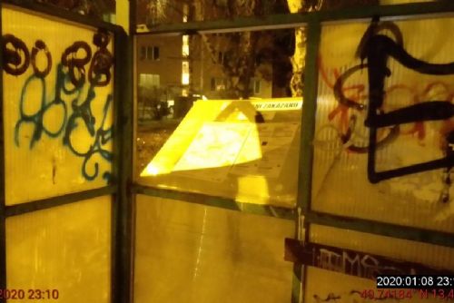 Foto: V Lobzích poničili zastávku trolejbusu