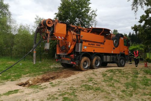 Foto: V Plachtíně zapadla cisterna vodáren