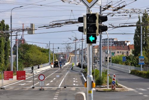 Foto: V Plzni končí oprava mostu Milénia, auta se na něj plně vrátí v pátek 