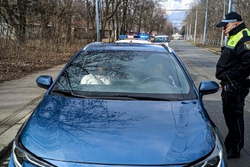 Foto: V toyotě jel bez řidičáku, avšak s těžkou nohou na plynu 