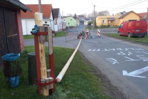 Foto: V Třebnicích padla podříznutá májka na telefonní dráty 