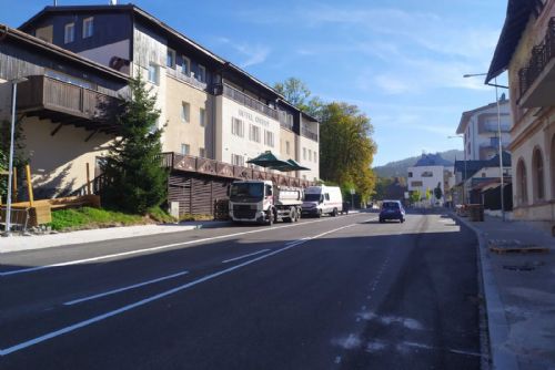 Foto: V Železné Rudě se opět rozběhne oprava silnice I/27
