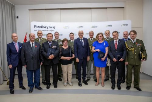 Foto: Váleční veteráni převzali od hejtmana ocenění
