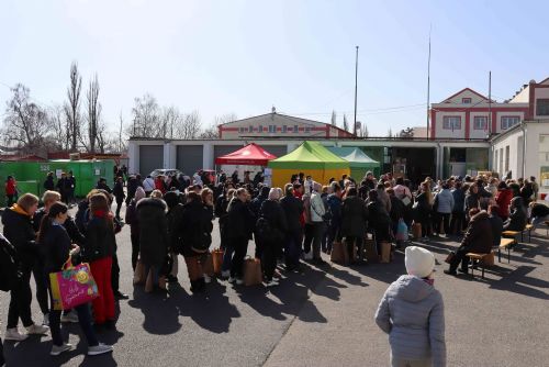 Foto: Běžencům z Ukrajiny vydala Charita v Plzni už 21 tun humanitární pomoci