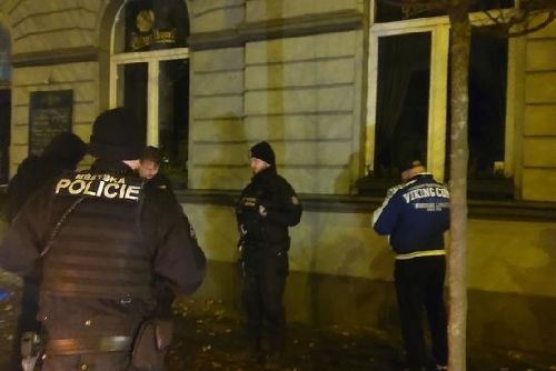 Foto: Vandal rozbil okna restaurace Belvedere