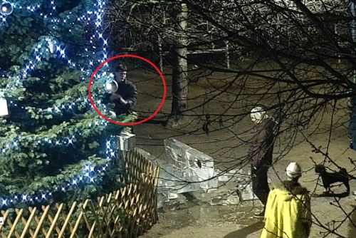 Foto: Vandal v Doubravce poničil saně z ledu. Nepoznáte ho?