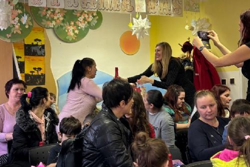 Foto: Vánoční spanilá jízda obdarovala klienty i pracovníky v sociálních službách