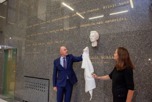 Foto: Ve foyer krajského úřadu byla odhalena busta Milady Horákové