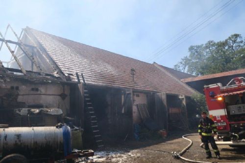 Foto: Ve Skránčicích hořelo zemědělské stavení, hasiči zachraňovali zvířata