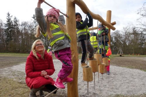 Foto: Ve Špitálském lese si mohou děti hrát na novém hřišti