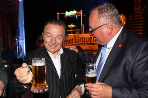 Foto: Ve Svaťáku lidé vzpomínají na Karla Gotta. Zemřel před pěti lety