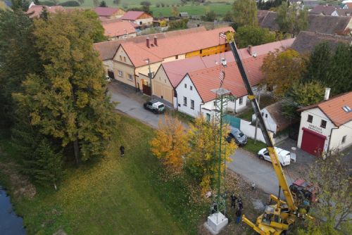 Foto: Ve Vstiši postavili místní čápům nový stožár