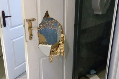 Foto: Ve vzteku poničila dveře od toalety na vlakovém nádraží v Plzni
