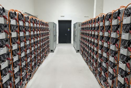 obrázek:Velkokapacitní bateriové úložiště. Zelená energie v Tachově pokryje až 40 % spotřeby 