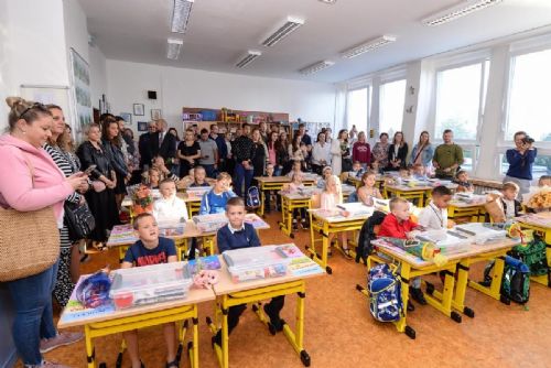 Foto: V Plzni přibylo prvňáčků, je jich více než 1 800. Začal nový školní rok