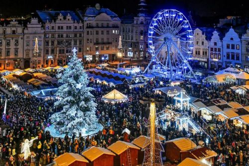 Foto: V Plzni se rozzářil vánoční strom, lidé zaplnili náměstí