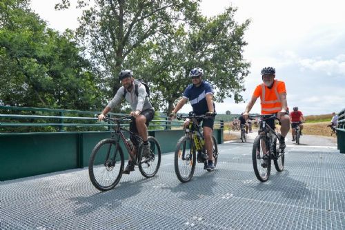 Foto: V Radobyčicích dokončili greenway Úhlava s lávkou přes rokli V Lahošti