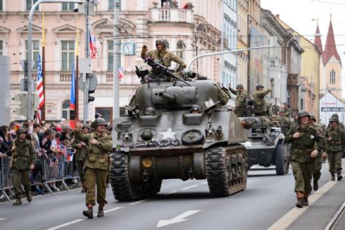 Foto: Vrchol oslav konce války. Konvoj svobody v čele se Shermanem projel Plzní