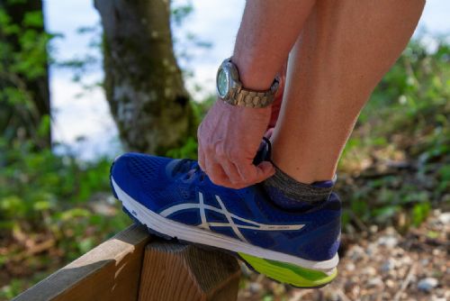 Foto: Vyčerpanému běžci půlmaratonu poskytli první pomoc strážníci