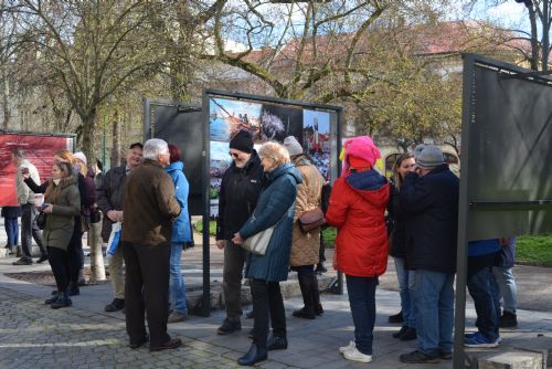 Foto: Výstava v sadech mapuje 30 let Nadace 700 let města Plzně