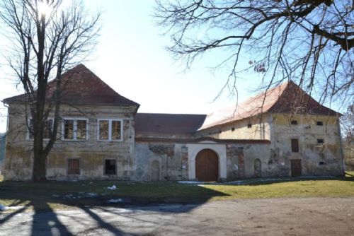 Foto: Výtěžek country bálu ve Staňkově půjde na opravu zámku v Čečovicích. Přijďte  