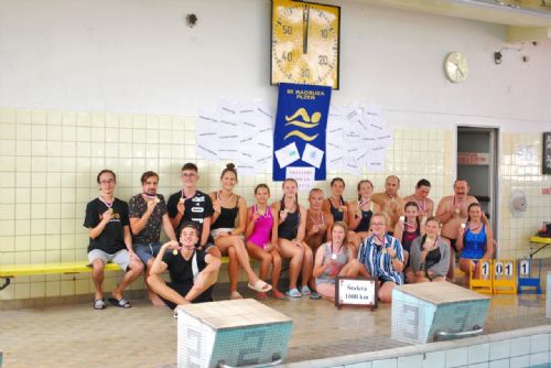 Foto: Vytrvalostní plavci v Plzni překonali světový rekord ve štafetě