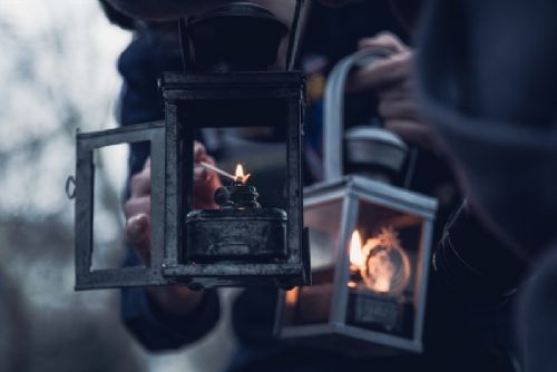 Foto: Betlémské světlo letos v Plzni rozdají farnosti. Kdy a v kolik hodin?