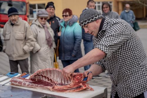 Foto: Zabijačkové pochoutky mizely na Skvrňanech řezníkům pod rukama