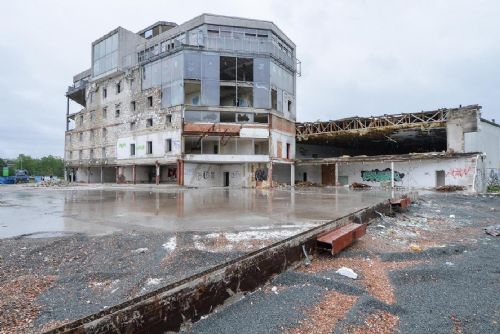 Foto: Začala demolice hlavní budovy Carimexu