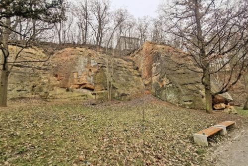 Foto: Začínají práce na zajištění stability skalní stěny v Lobezském parku