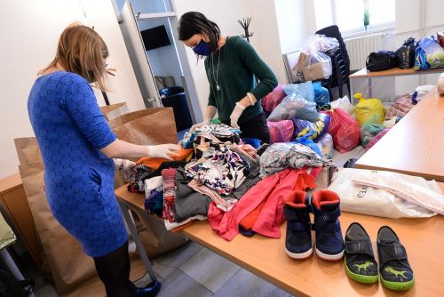 Foto: Zaměstnanci plzeňského magistrátu darovali rekordní množství oblečení a obuvi 