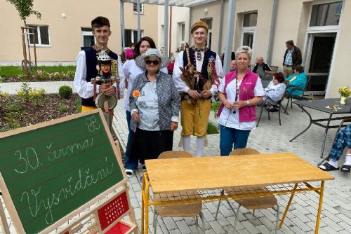 Foto: Zaměstnanci z janovického domova pro seniory dostali vysvědčení