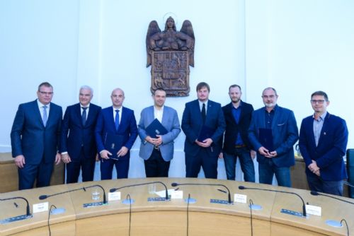 Foto: Zástupci čtyř stran podepsali v Plzni memorandum o koaliční spolupráci
