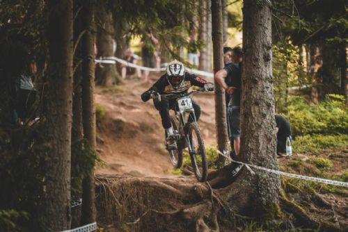 Foto: Závod iXS Downhill Cupu na Špičáku vyhráli Češka Košárová a Němec Abbou