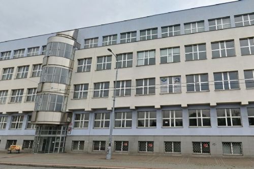 obrázek:ZČU bude znovu prodávat budovu bývalého ředitelství Škodovky