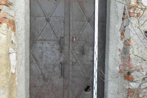 Foto: Ze sýpky Bijadla ukradli historické dveře