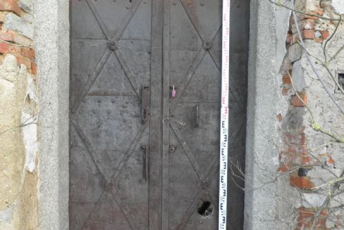 Foto: Ze sýpky Bijadla ukradli historické dveře