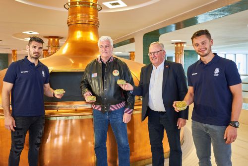 Foto: Zlatá várka Pilsner Urquell oslaví první český gól na hokejovém mistrovství