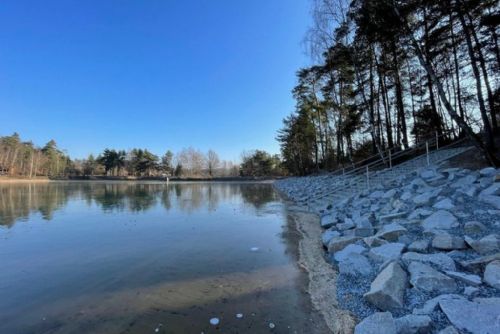 Foto: Zpevnění břehů Šídlováku je hotové, už se napouští