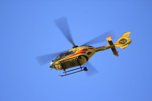 Foto: Řidička u Kralovic narazila do betonového můstku, děti vezl vrtulník 