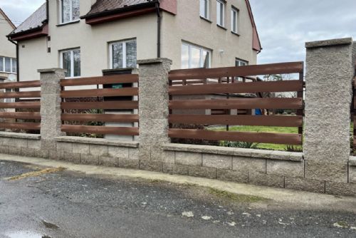 Foto: Nové oplocení z dřevoplastových vodorovných planěk v Dobřívě