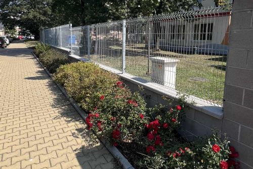 Foto: Oplocení Mateřské školy v Plzni – Pevnost a dlouhá životnost 3D panelů