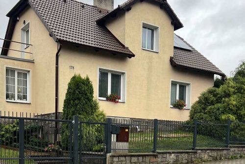 Foto: Tyčkové oplocení rodinného domu ve Šťáhlavech – moderní kovové ploty od Ploty Kodl