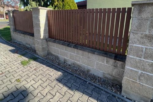 Foto: Výměna dřevěných planěk za bezúdržbové plastové v Rokycanech