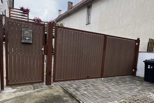 Foto: Výroba a následná montáž bezúdržbových vrat s dřevoplastovými plotovkami v Jesenici