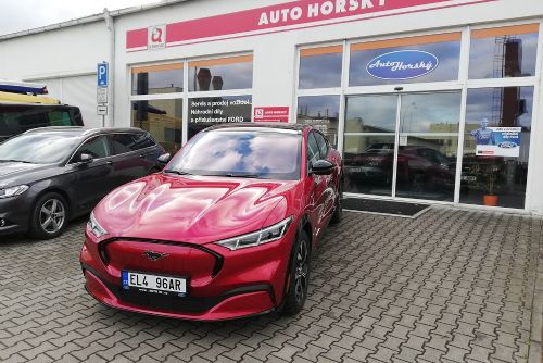 Foto: Plzeňský autosalon AUTO HORSKÝ má v nabídce elektrický Ford Mustang Mach-E, který získal plných pět hvězdiček za bezpečnost i za životní prostředí